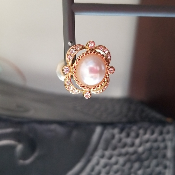 Vintage pearl and cry gold tone pierced earrings - Picture 4 of 9